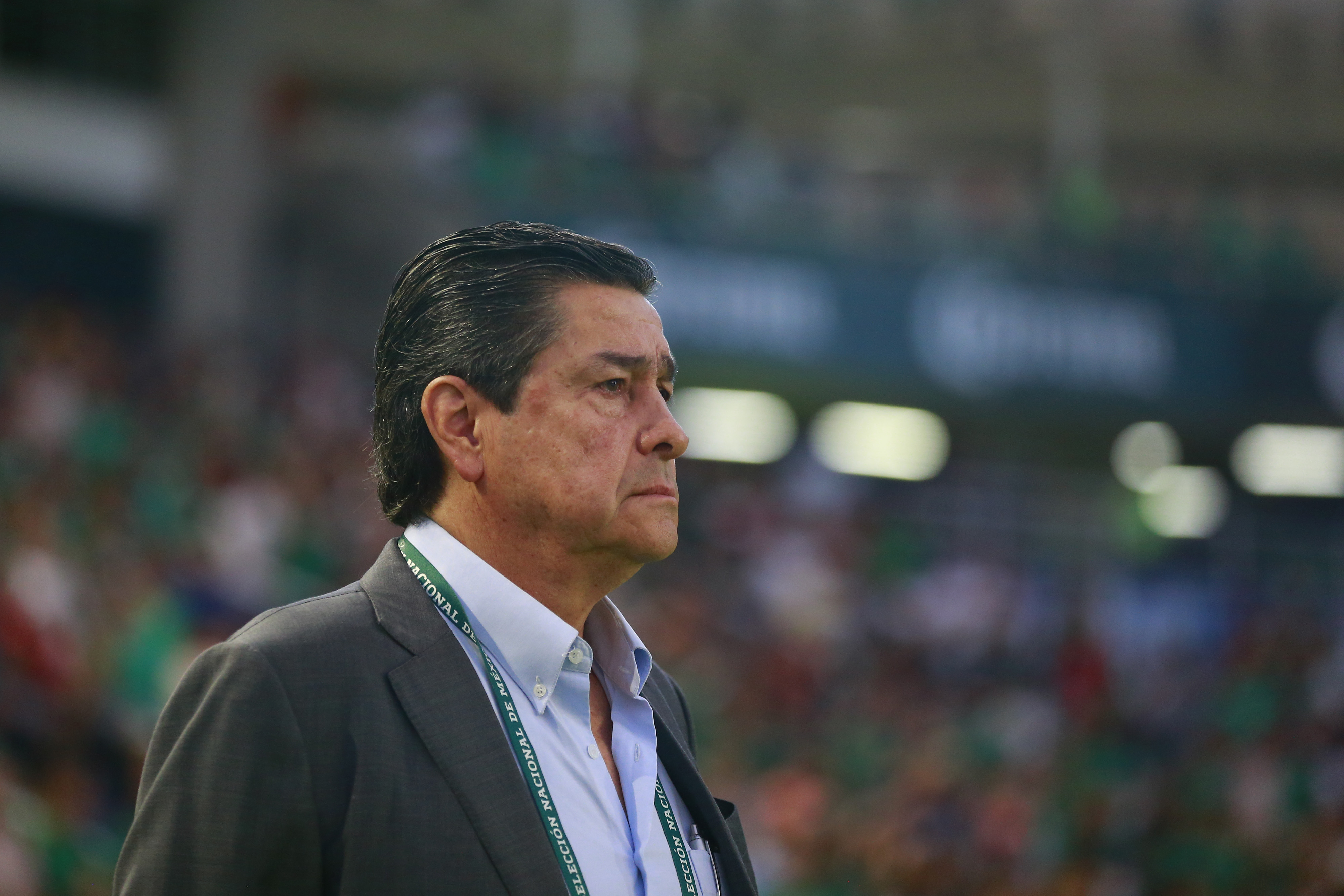 El entrenador de la selección de Guatemala, Luis Fernando Tena durante un partido amistoso contra México.