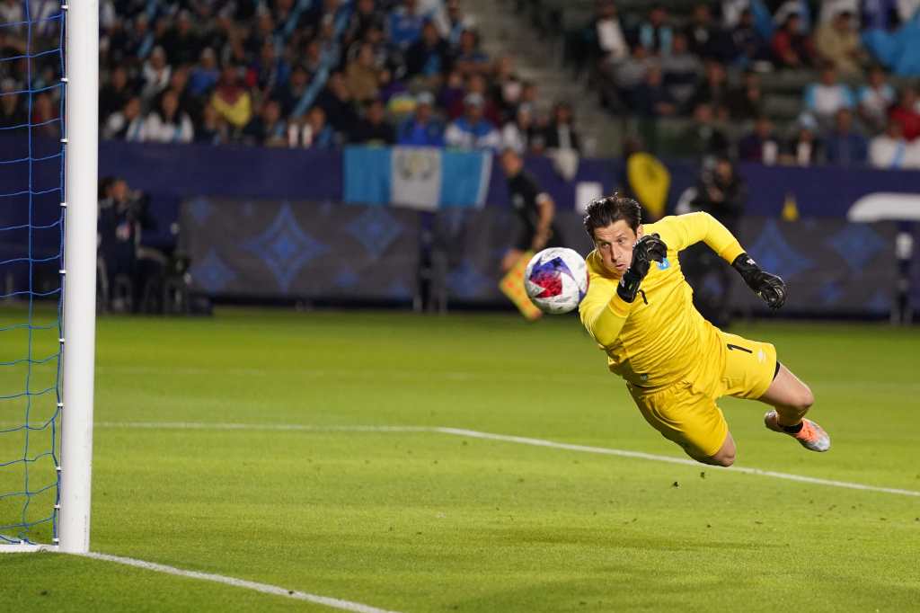 El portero guatemalteco Nicholas Hagen intenta desviar el balón. 