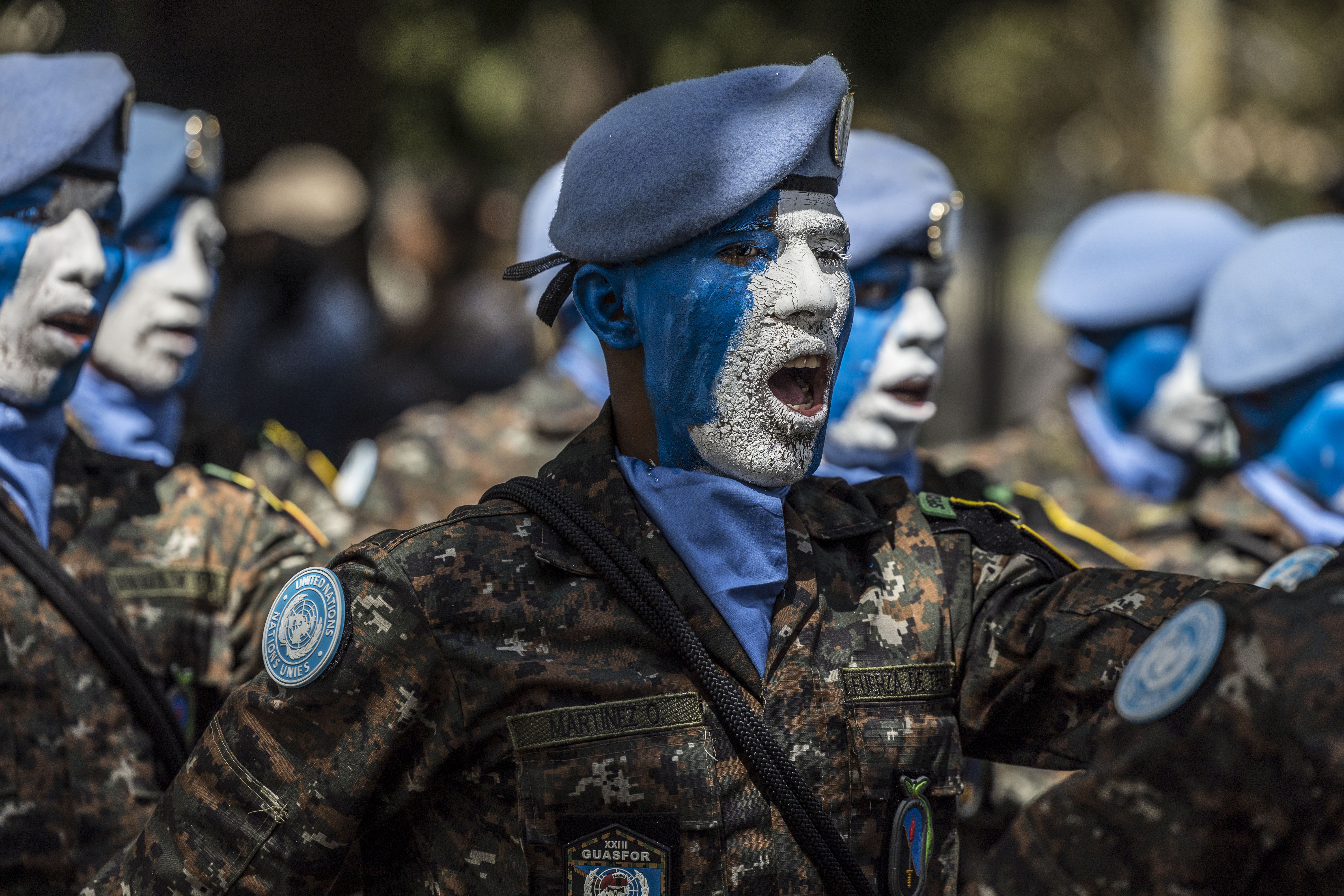AME061. CIUDAD DE GUATEMALA (GUATEMALA), 30/06/2023.- Integrantes del Ejército de Guatemala realizan hoy su tradicional desfile por las calles, durante la celebración del Día del Ejército y la conmemoración de la gesta revolucionaria de 1871, en Ciudad de Guatemala (Guatemala). Cientos de personas observaron el desfile de las Fuerzas Armadas que marcharon desde la Avenida Las Américas hasta el Campo de Marte. EFE/Esteban Biba