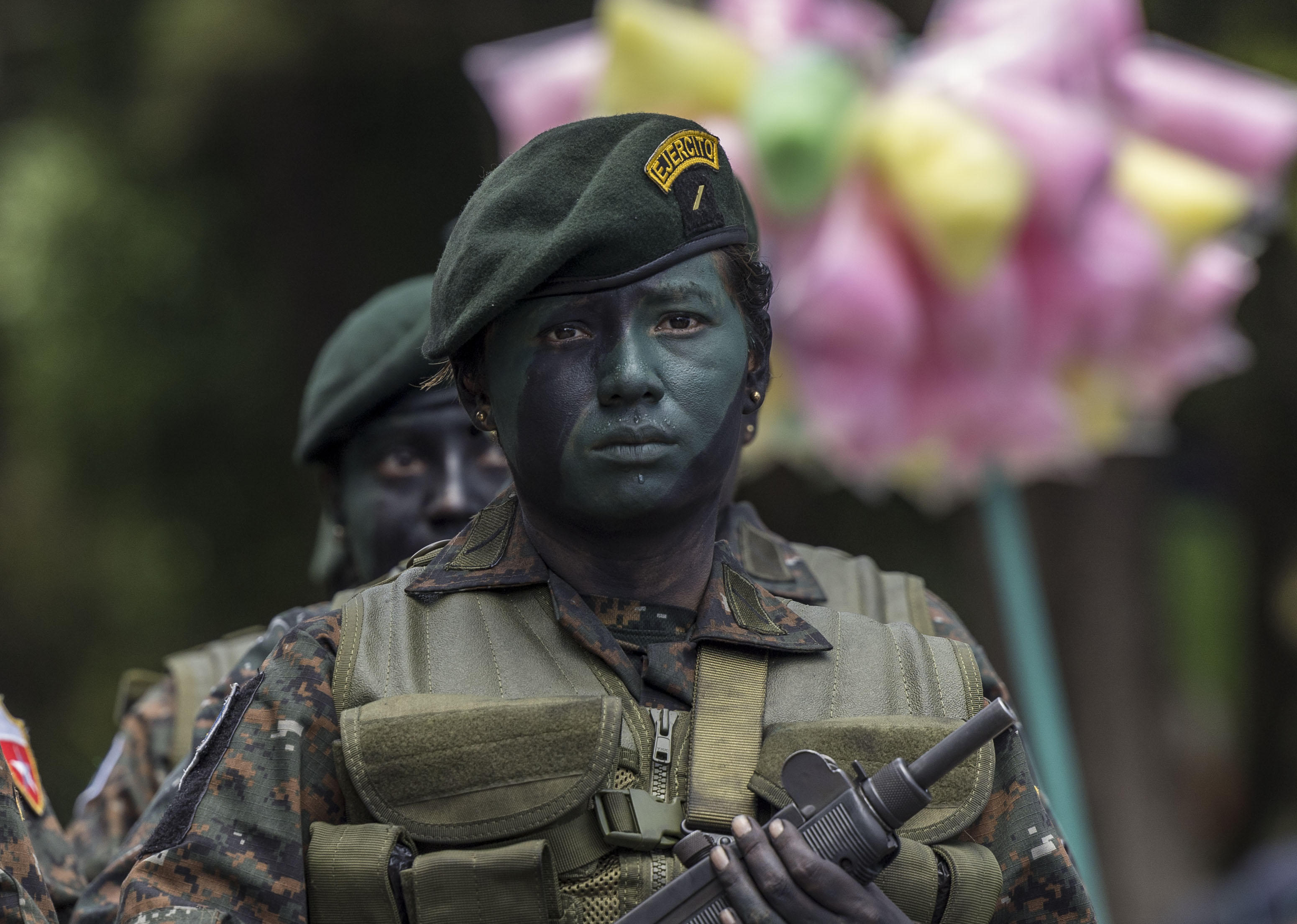 AME061. CIUDAD DE GUATEMALA (GUATEMALA), 30/06/2023.- Integrantes del Ejército de Guatemala realizan hoy su tradicional desfile por las calles, durante la celebración del Día del Ejército y la conmemoración de la gesta revolucionaria de 1871, en Ciudad de Guatemala (Guatemala). Cientos de personas observaron el desfile de las Fuerzas Armadas que marcharon desde la Avenida Las Américas hasta el Campo de Marte. EFE/Esteban Biba