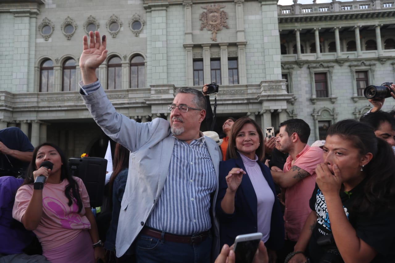 Bernardo Arévalo, candidato a la Presidencia por el Movimiento Semilla, agradeció el apoyo a sus simpatizantes en la Plaza de la Constitución, a donde llegó en compañía de sus vice presidenciable Keren Herrera. (Foto Prensa Libre: Érick Ávila) 