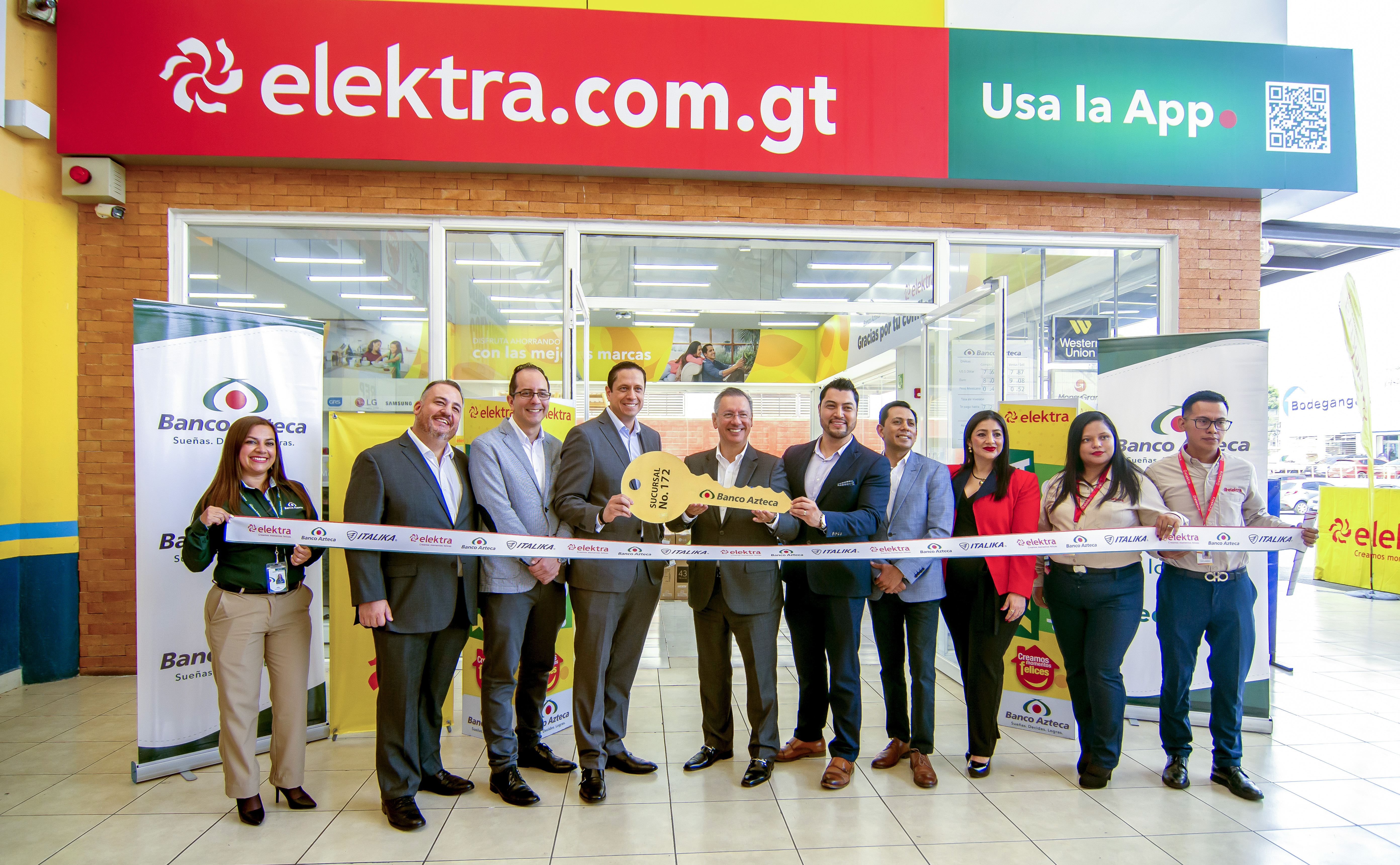 Los directivos de las empresas del Grupo Salinas inauguran la nueva sucursal 68 de Tiendas Elektra y 172 de Banco Azteca. Foto Prensa Libre: Sergio Muñoz