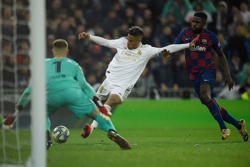 El delantero dominicano Mariano Díaz durante su etapa con el Real Madrid. En la acción anota al FC Barcelona.