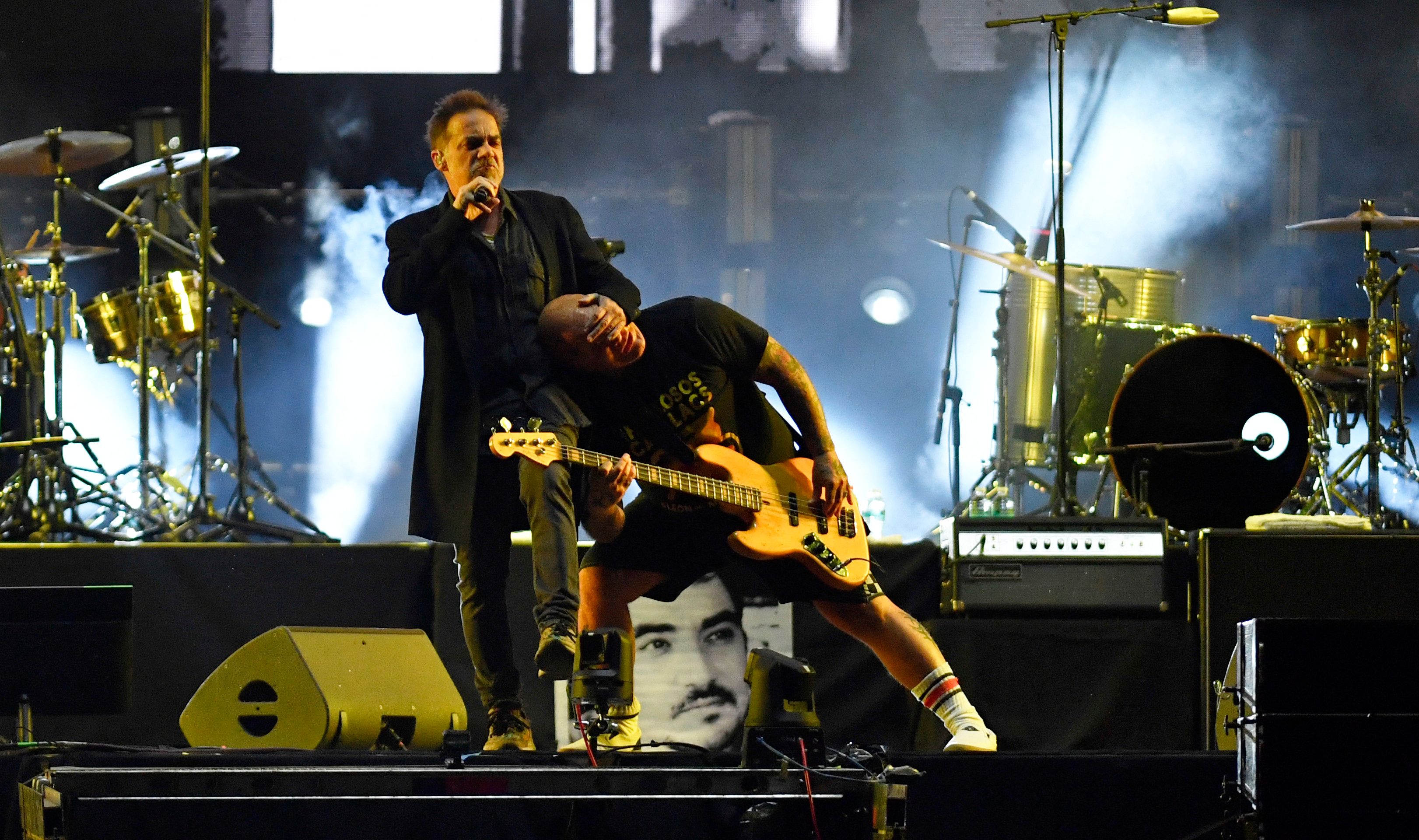 El cantante de la banda argentina Los Fabulosos Cadillacs, Vicentico, se presenta durante un concierto gratuito en vivo en el Zócalo (plaza principal) de la Ciudad de México el 3 de junio de 2023. (Fotto Prensa Libre: AFP)