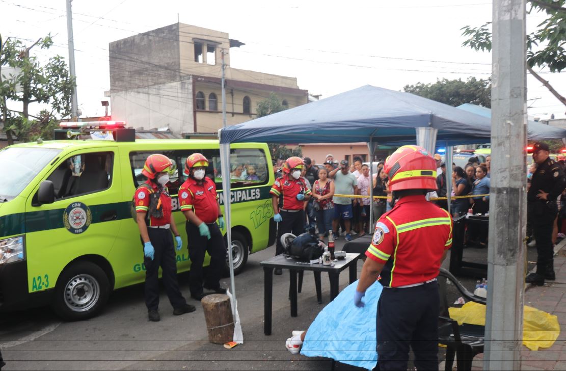 Uno de los cuerpos quedó en una silla, mientras que el otro en el suelo. (Foto: Bomberos Municipales)