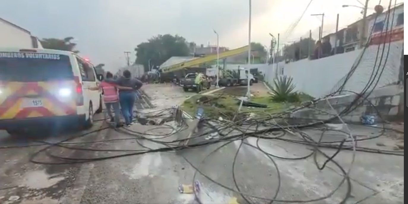 Una gasolinera en el km 13 de la ruta al Atlántico quedó con serios daños luego de un accidente en el que resultaron involucrados cuatro transportes de carga. (Foto Prensa Libre: Captura de pantalla de video de Provial)