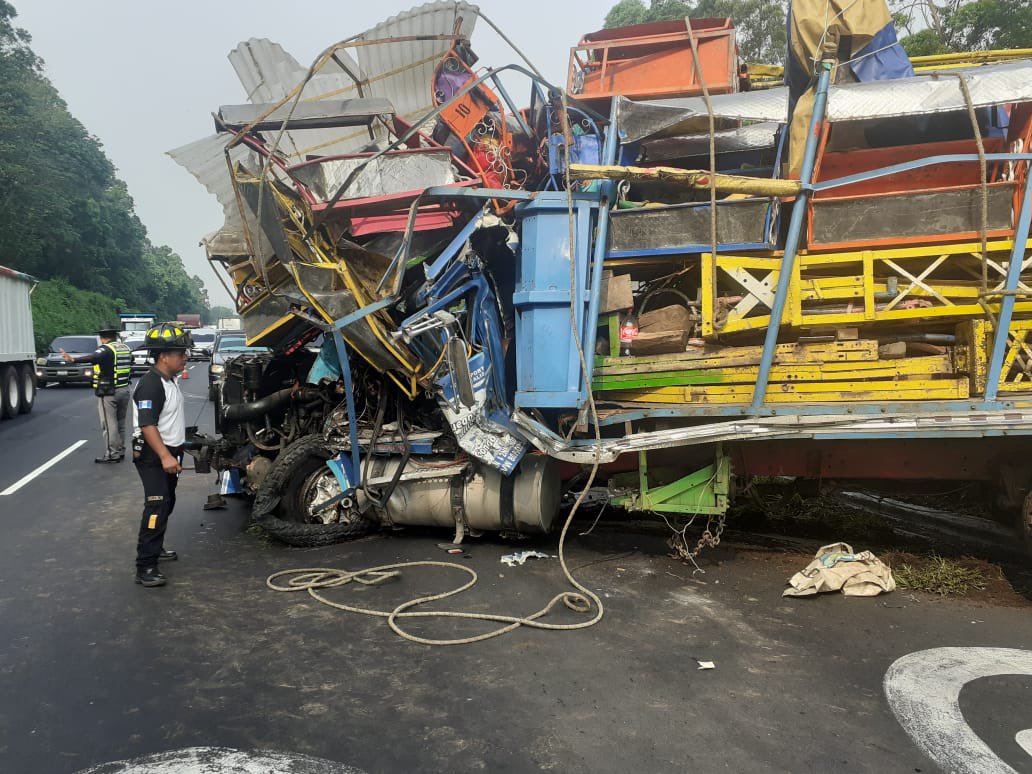 Un tráiler que trasladaba juegos mecánicos se accidentó en la autopista Palín – Escuintla. (Foto Prensa Libre: Bomberos Voluntarios)