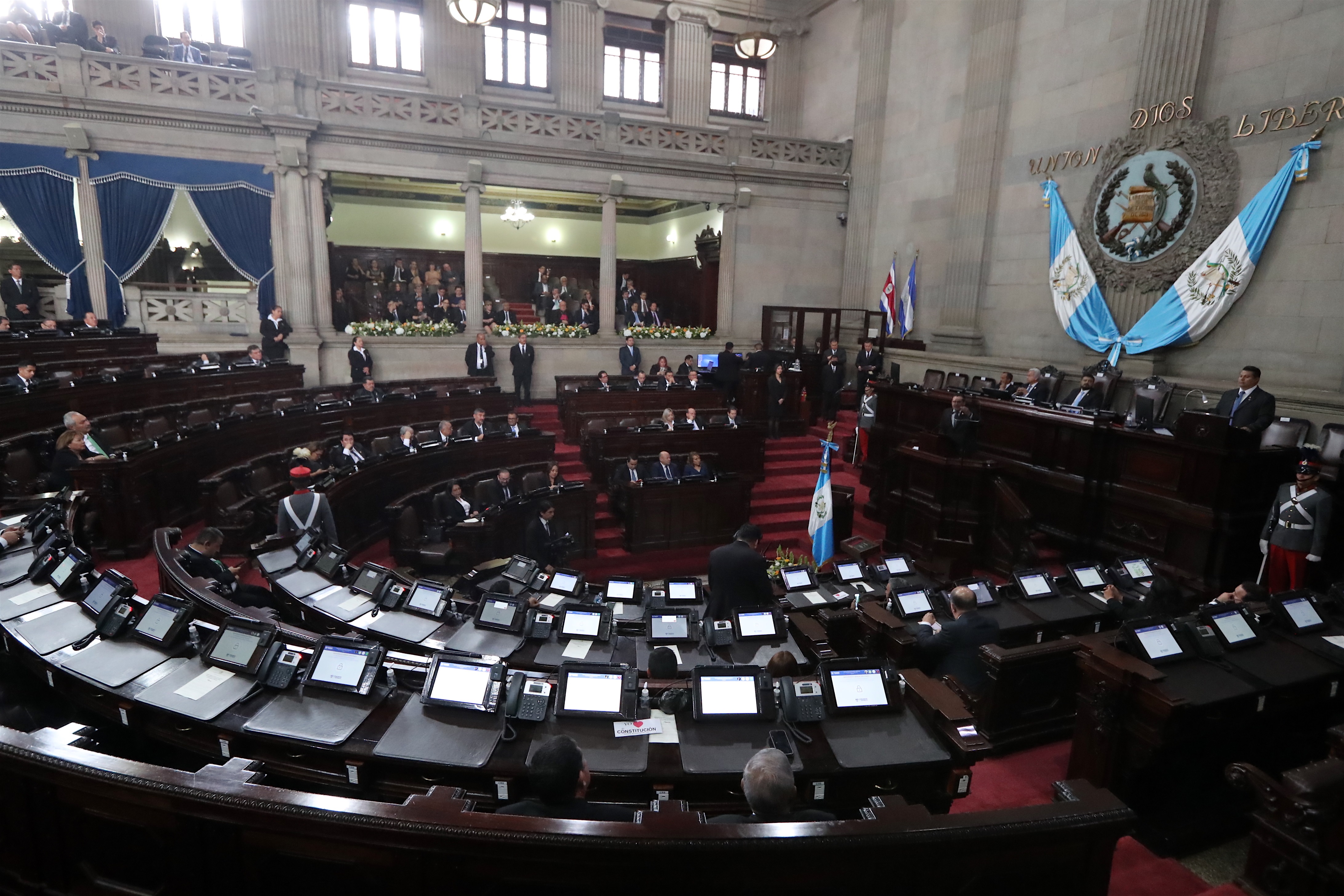 La mayoría de los congresistas buscan reelegirse; sin embargo, pocos tienen un alto porcentaje de asistencia a las sesiones. Vista de una sesión extraordinaria, donde hubo pocos legisladores. (Foto Prensa Libre: Elmer Vargas)