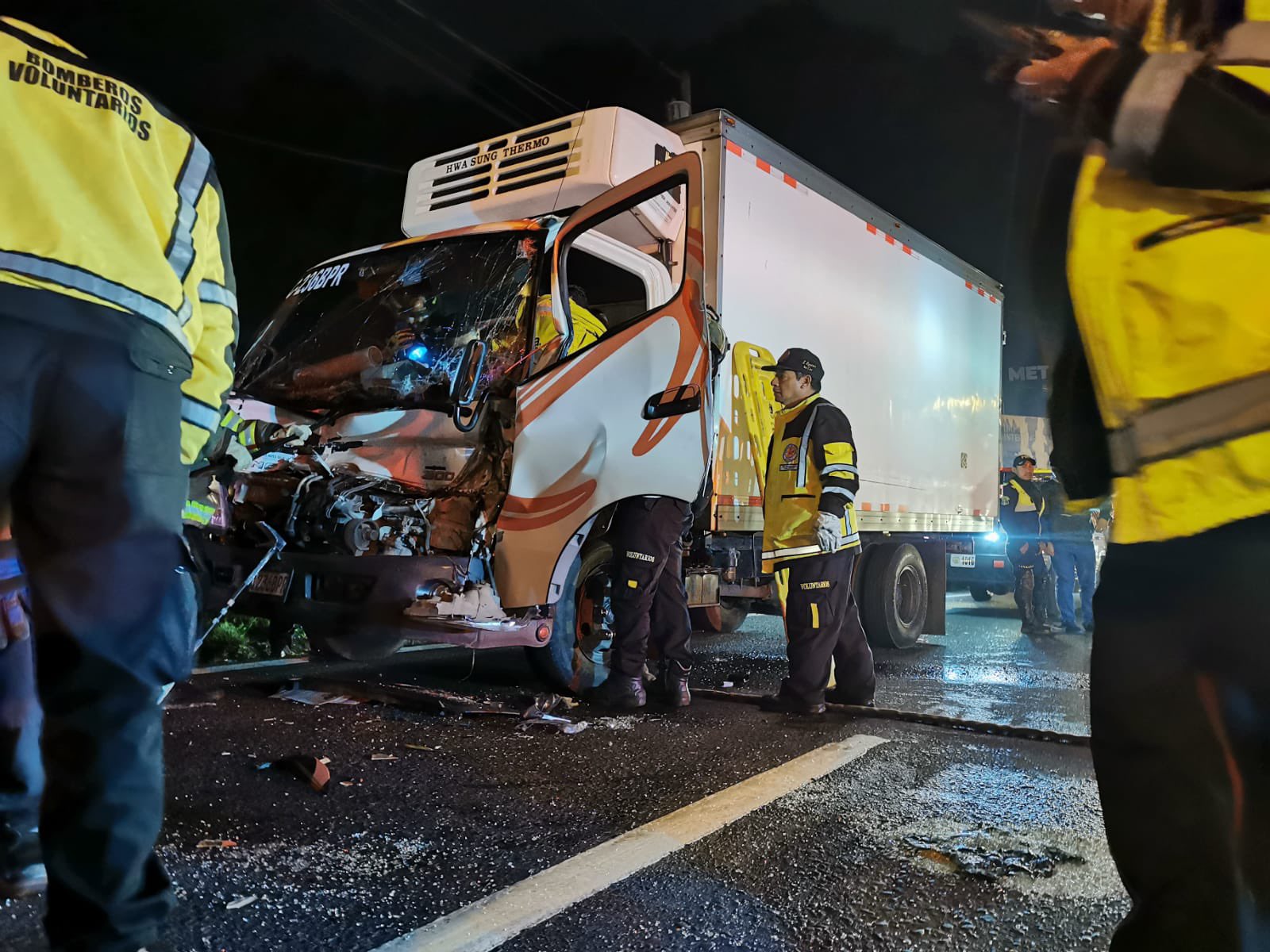 Socorristas utilizan equipo hidráulico para rescatar a uno de los conductores involucrados en un choque en el km 16 de la ruta Interamericana. (Foto Prensa Libre: Bomberos Voluntarios)