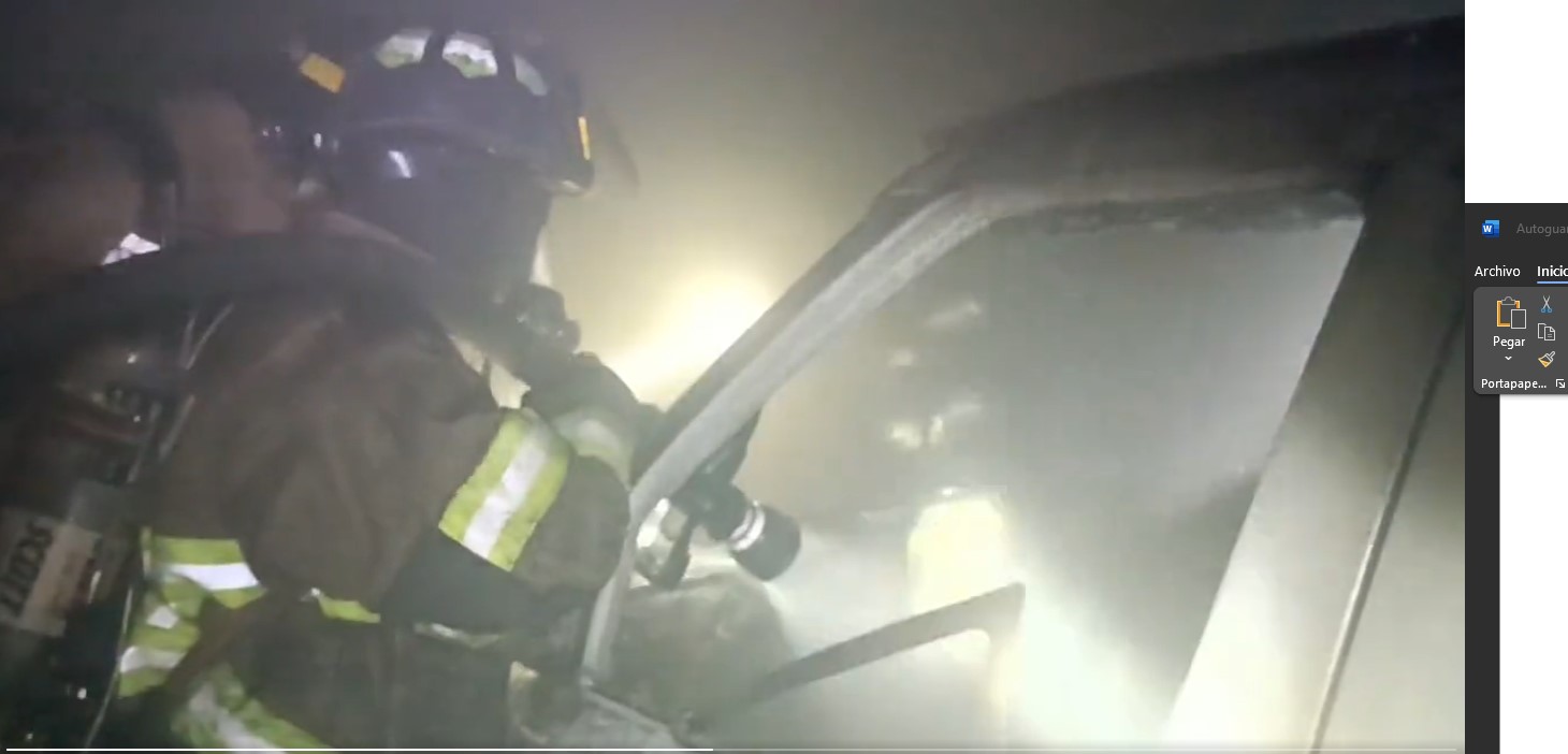 Bomberos Voluntarios compartieron imágenes de un incendio en el sótano de un edificio de apartamentos en la zona 14. (Foto Prensa Libre: Bomberos Voluntarios)