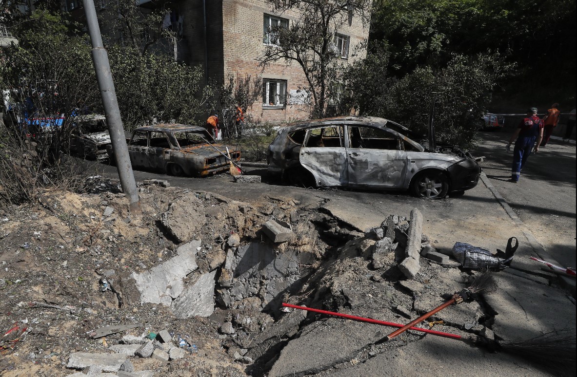 Daños en una calle de Kiev, Ucrania. (Foto Prensa Libre: EFE)