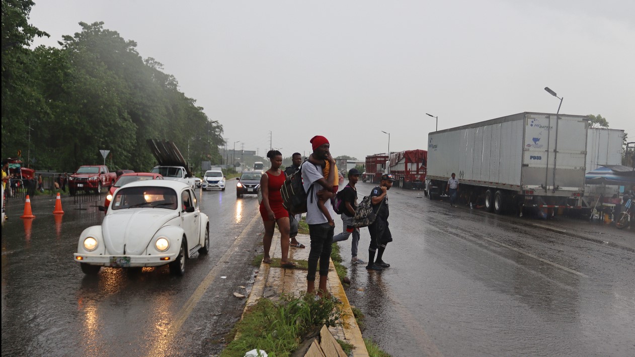 Choferes recogían a migrantes, los fotografiaban y entregaban bandas criminales en México. Migrantes cruzan una calle en Tapachula. (Foto Prensa Libre: EFE)