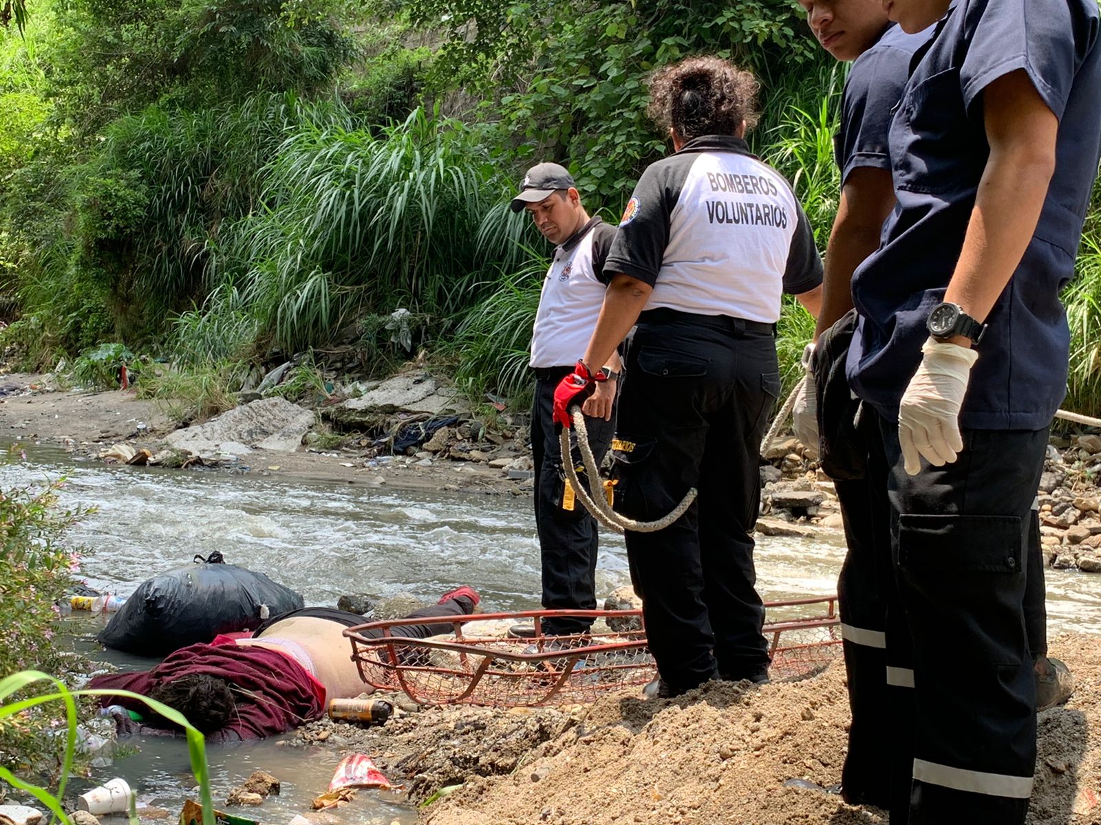 Mujer se tira del puente Belice