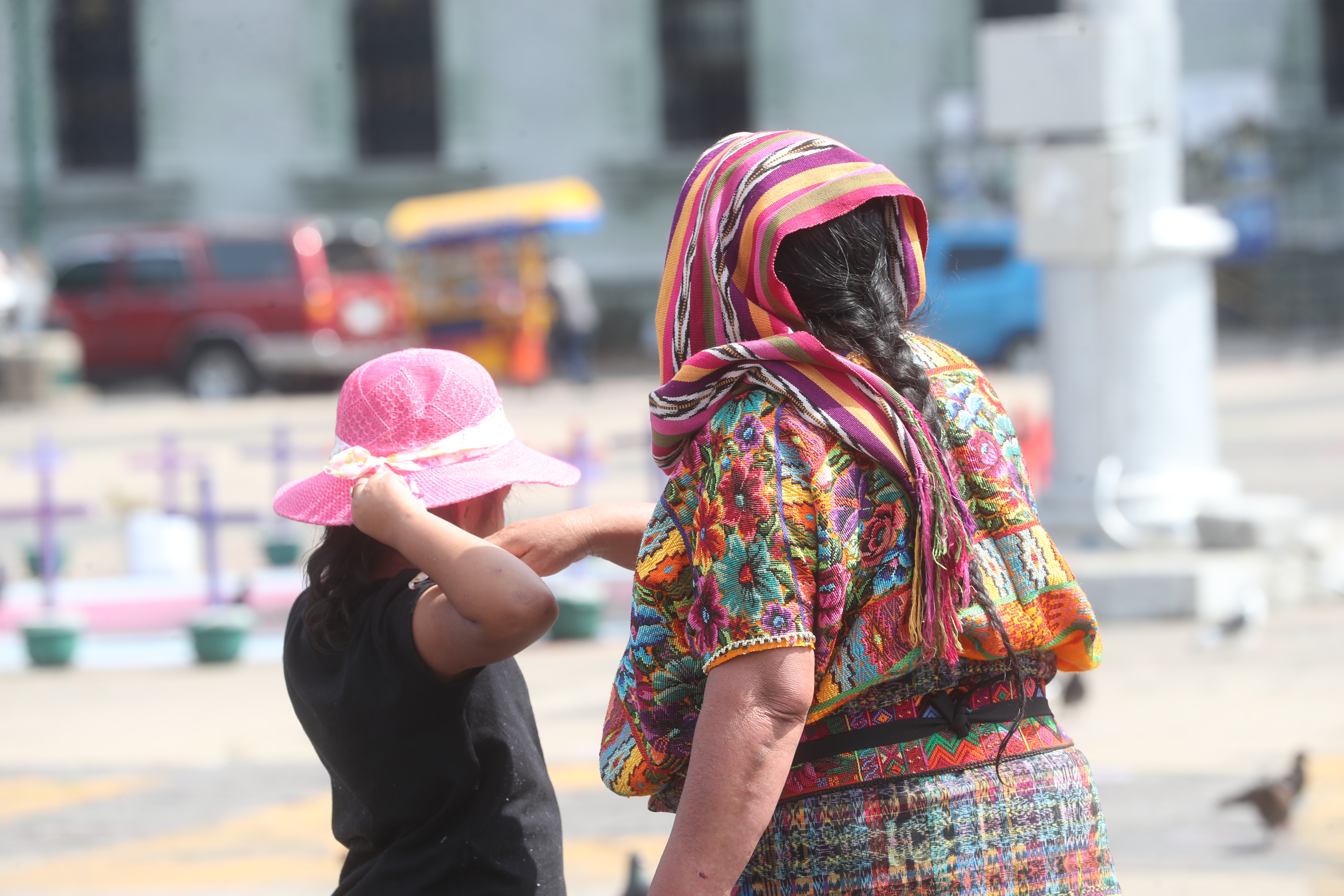 Ola de calor que se vive en la ciudad de Guatemala muchas personas se cubre con sombrillas y sombreros y as cubrirse del sol.

Fotografa: Erick Avila.      Fecha: 13/06/2023.