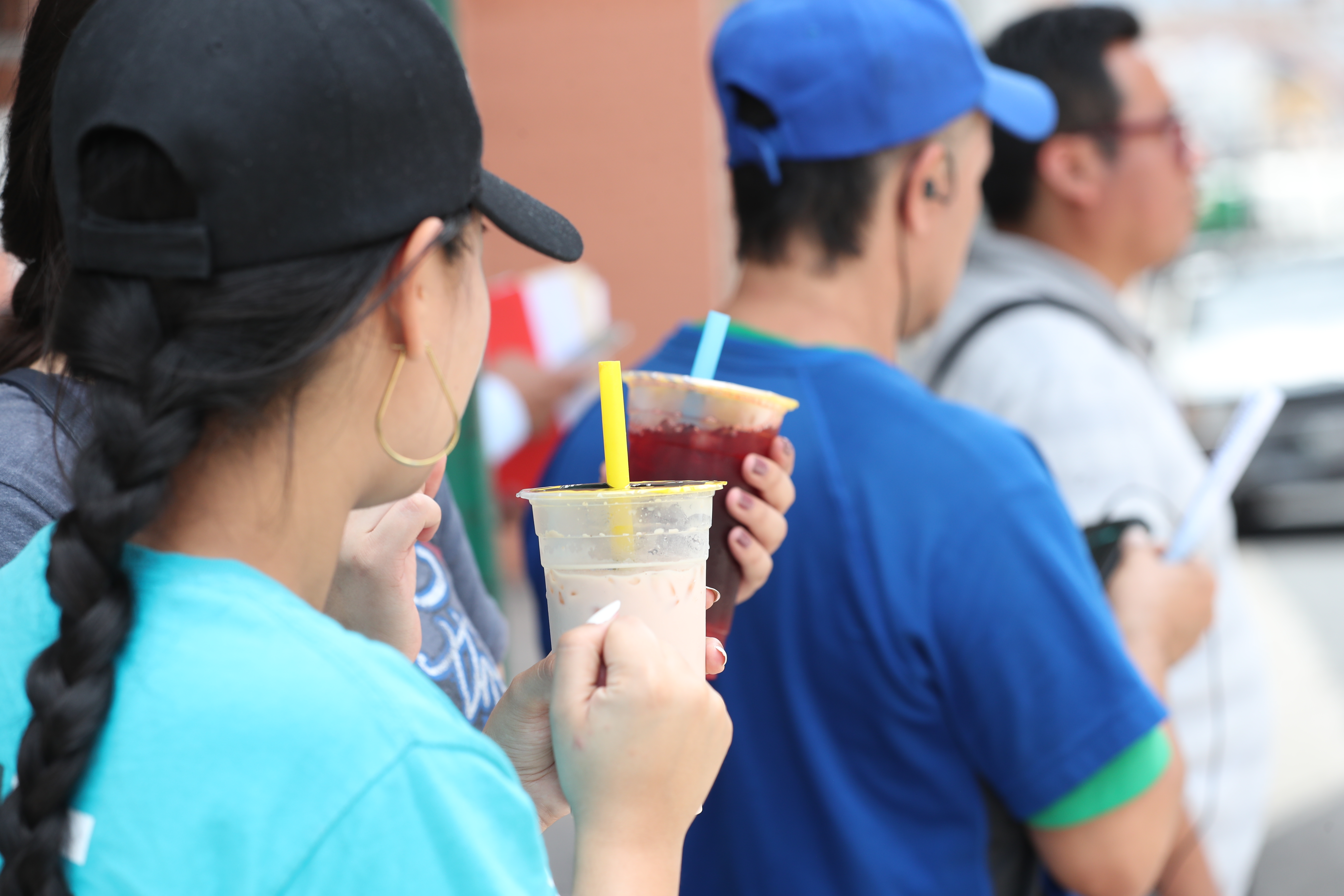 Ola de calor que se vive en la ciudad de Guatemala muchas personas se cubre con sombrillas y sombreros y as cubrirse del sol.

Fotografa: Erick Avila.      Fecha: 13/06/2023.