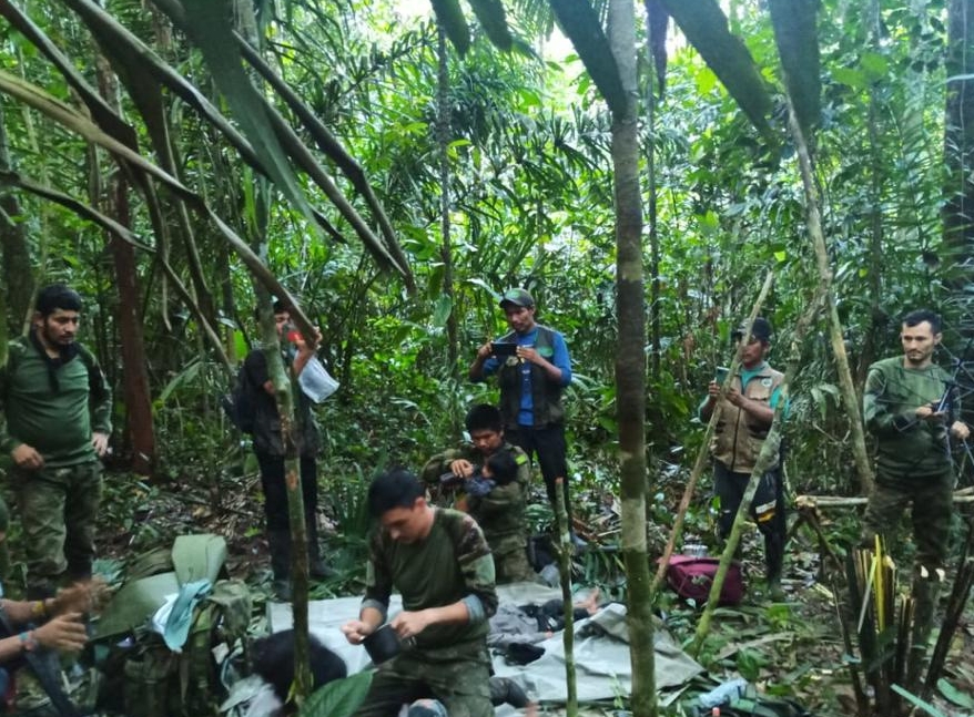 Niños localizados con vida en una selva de Colombia