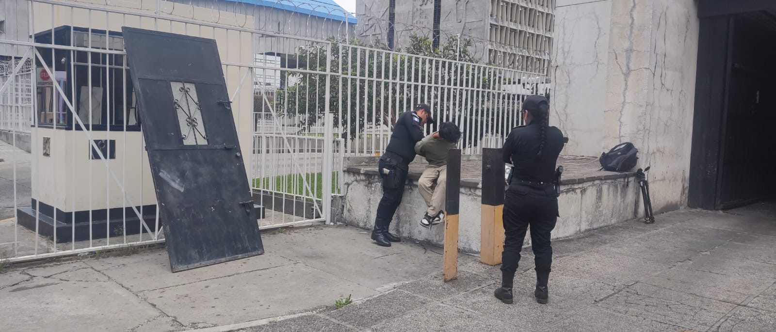 Supuesto ladrón de una puerta en Chinautla