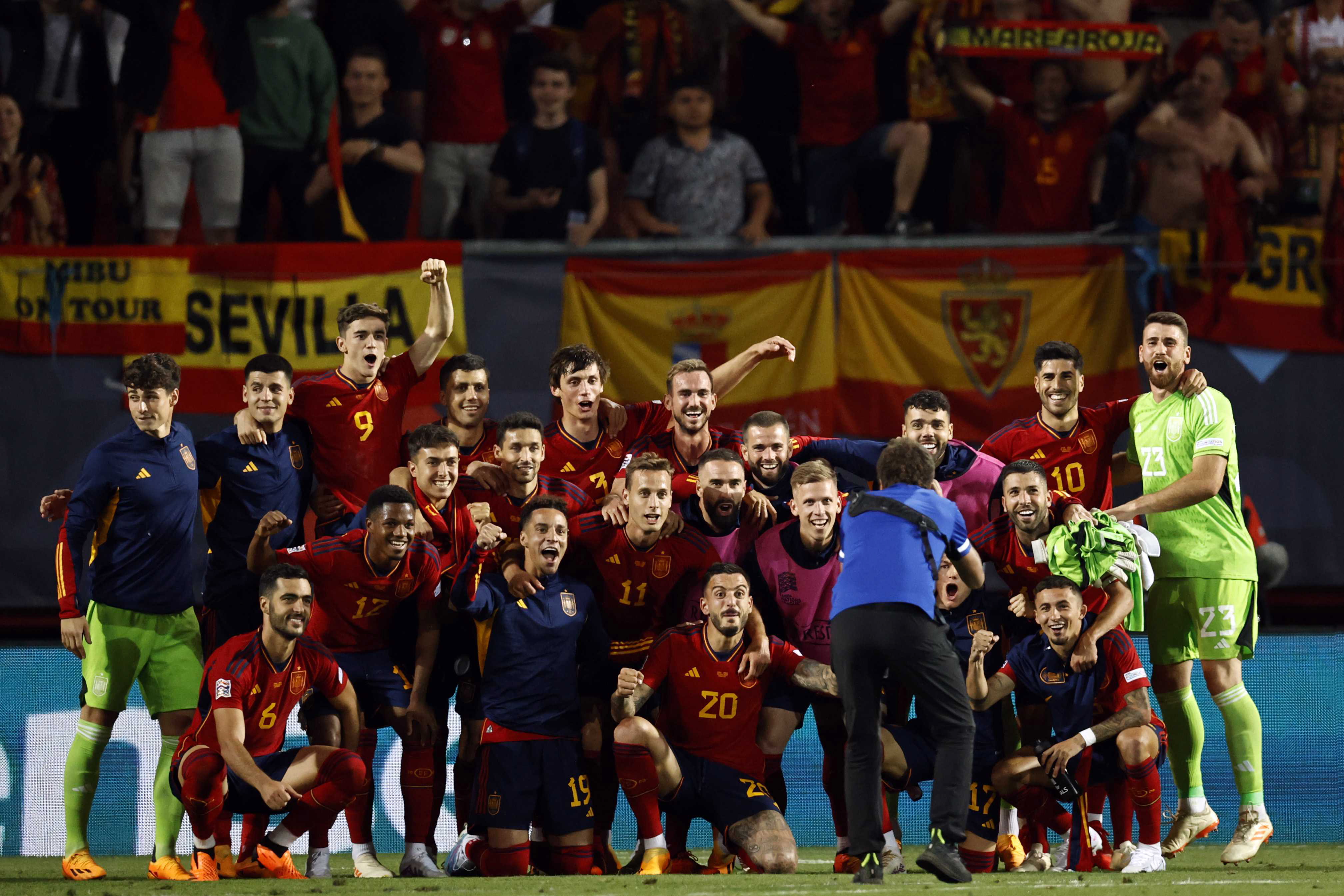 Enschede (Netherlands), 15/06/2023.- Spain celebrates the 2-1 victory during the UEFA Nations League semi-final match between Spain and Italy at Stadion De Grolsch Veste in Enschede, Netherlands, 15 June 2023. (Italia, Países Bajos; Holanda, España) EFE/EPA/MAURICE VAN STEEN