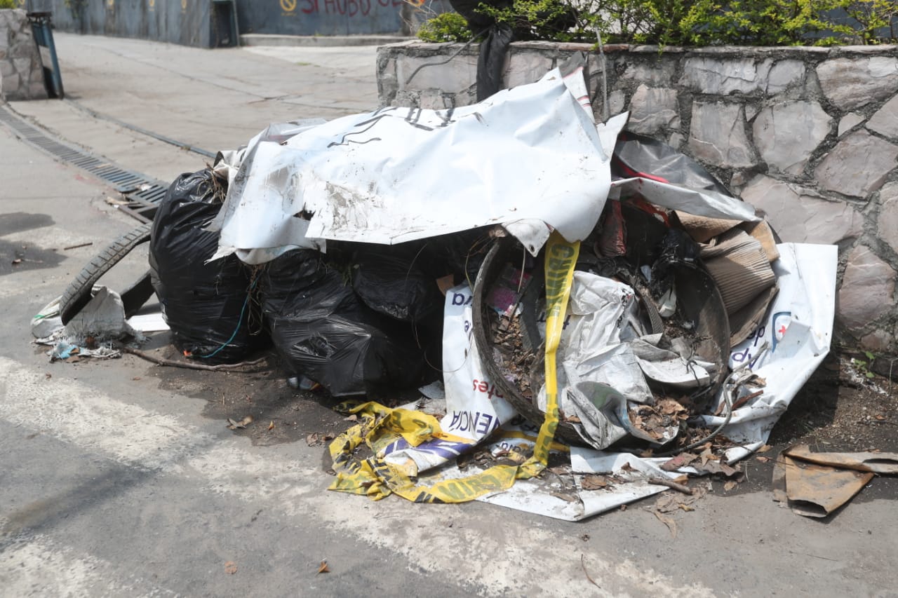 En los alrededores del campus central se observa basura.'