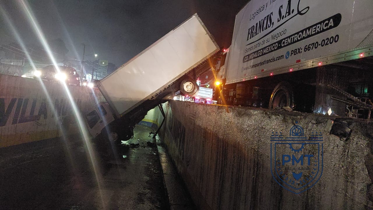 Accidentes de camiones complican el paso en la ruta al Pacífico. (Foto Prensa Libre: PMT de Villa Nueva)