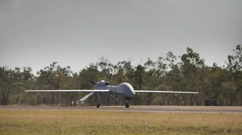 Dron en una pista de aterrizaje