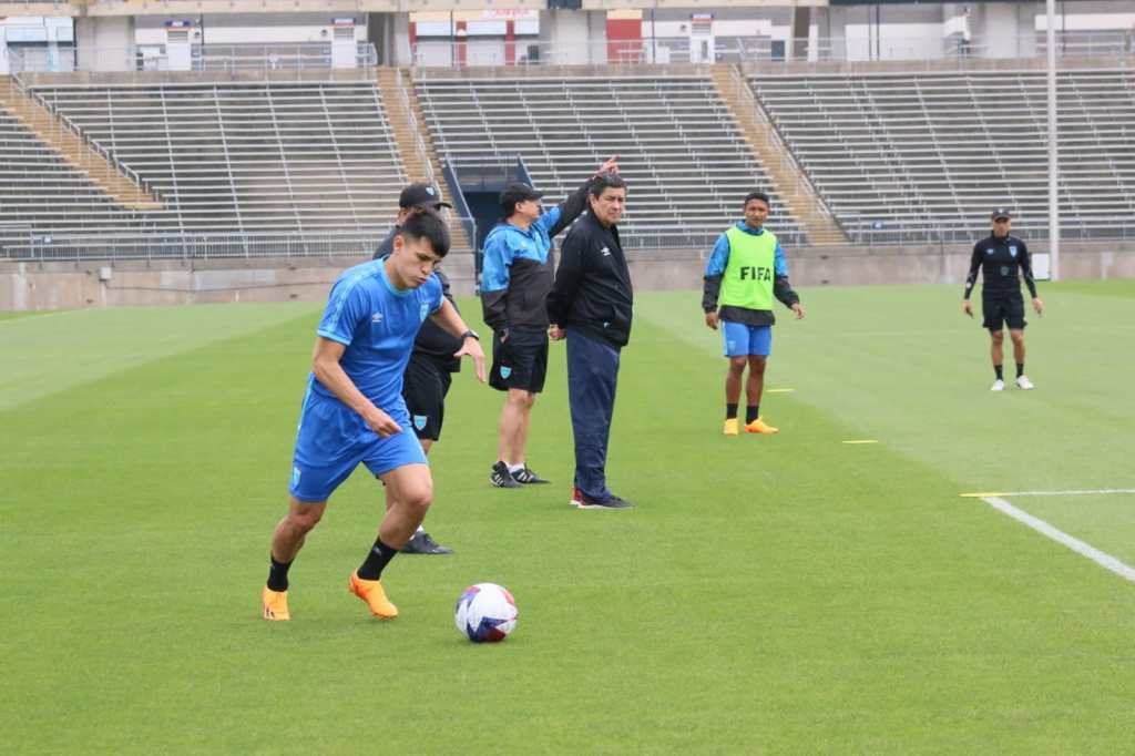 Luis Fernando Tena dirige un entrenamiento 