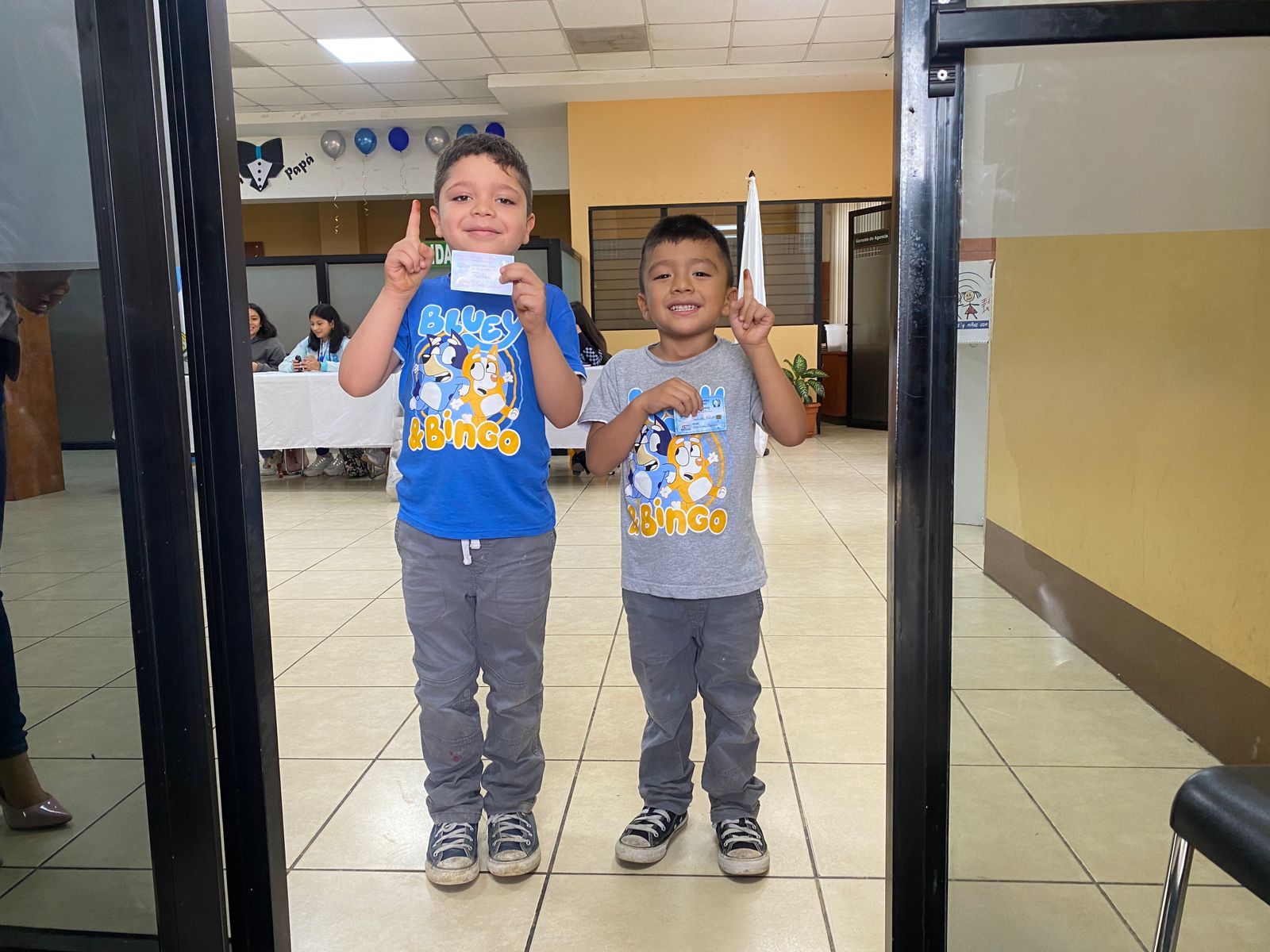 Niños votan en las elecciones infantiles'