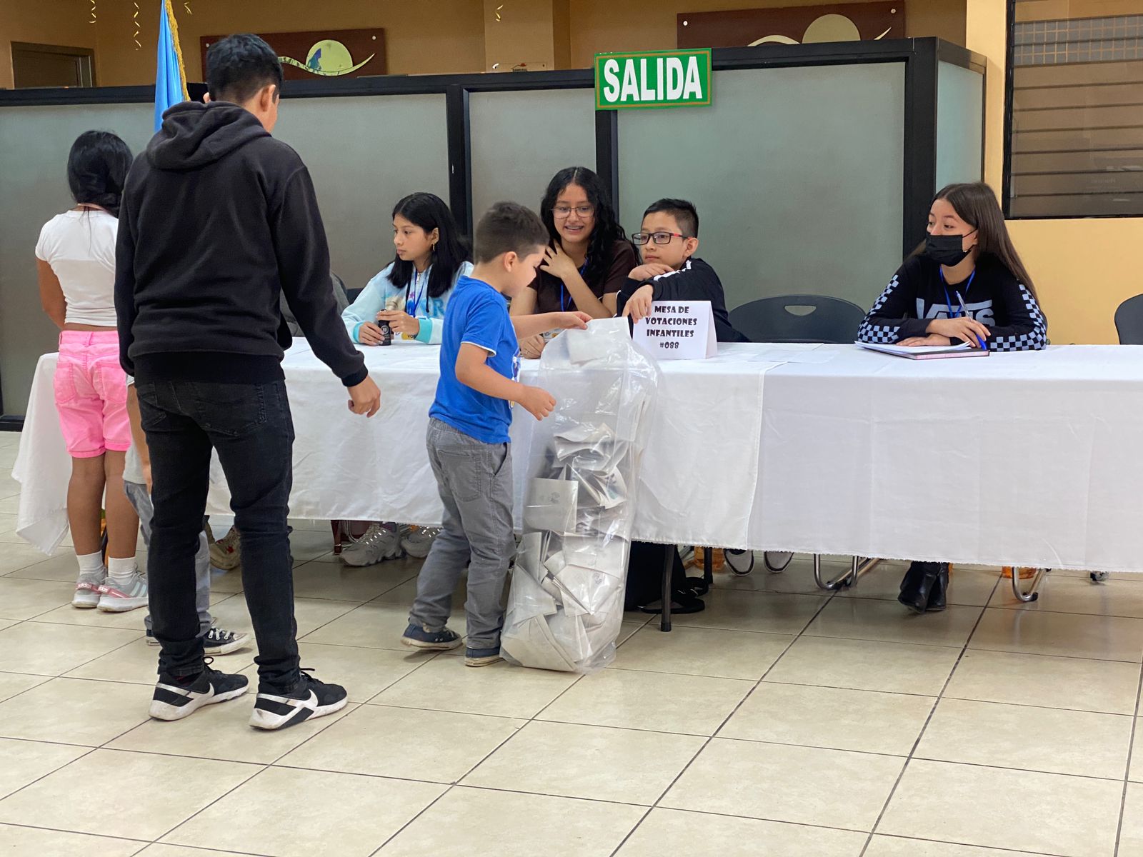 Niño deja su boleta en la urna'