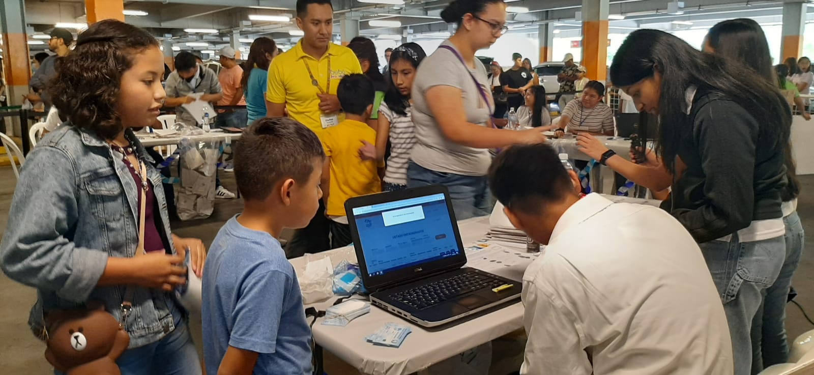 Niños son registrados antes de votar en las elecciones infantiles'