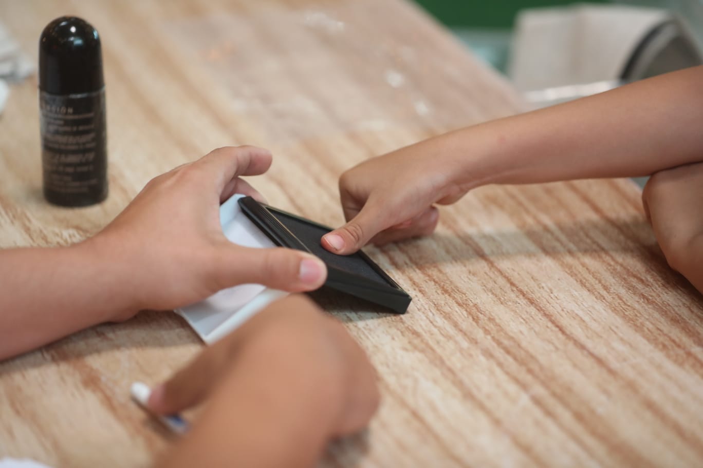 Los niños también firman el padron electoral de las elecciones infantiles'