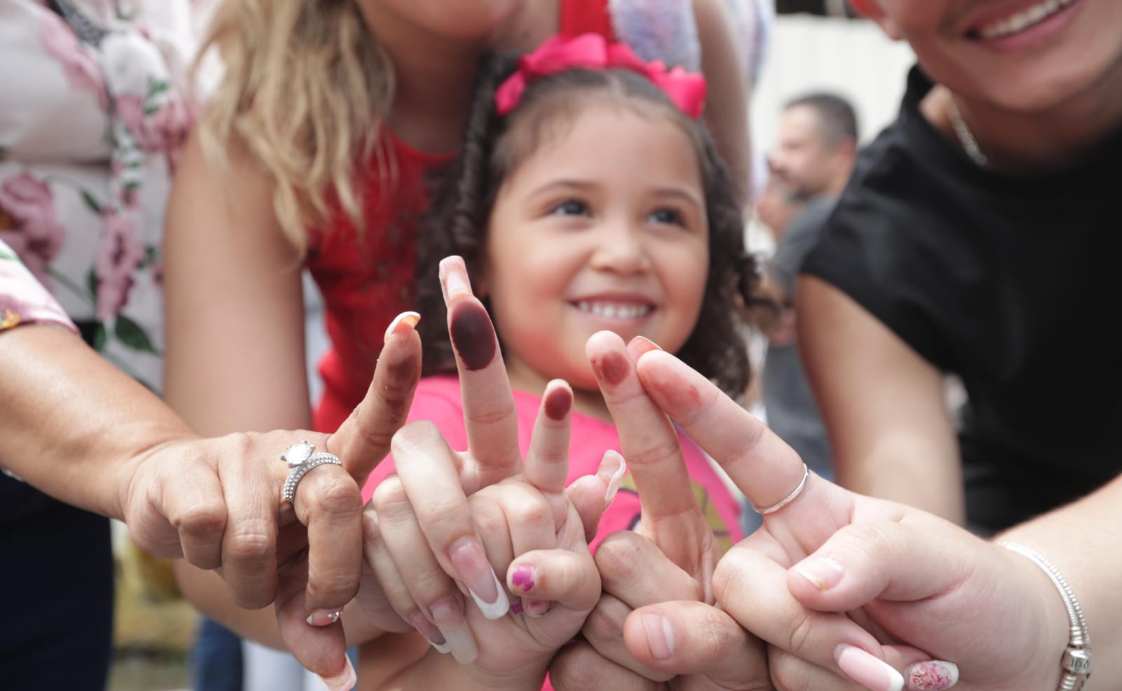 Los niños y sus padres participan de las elecciones'