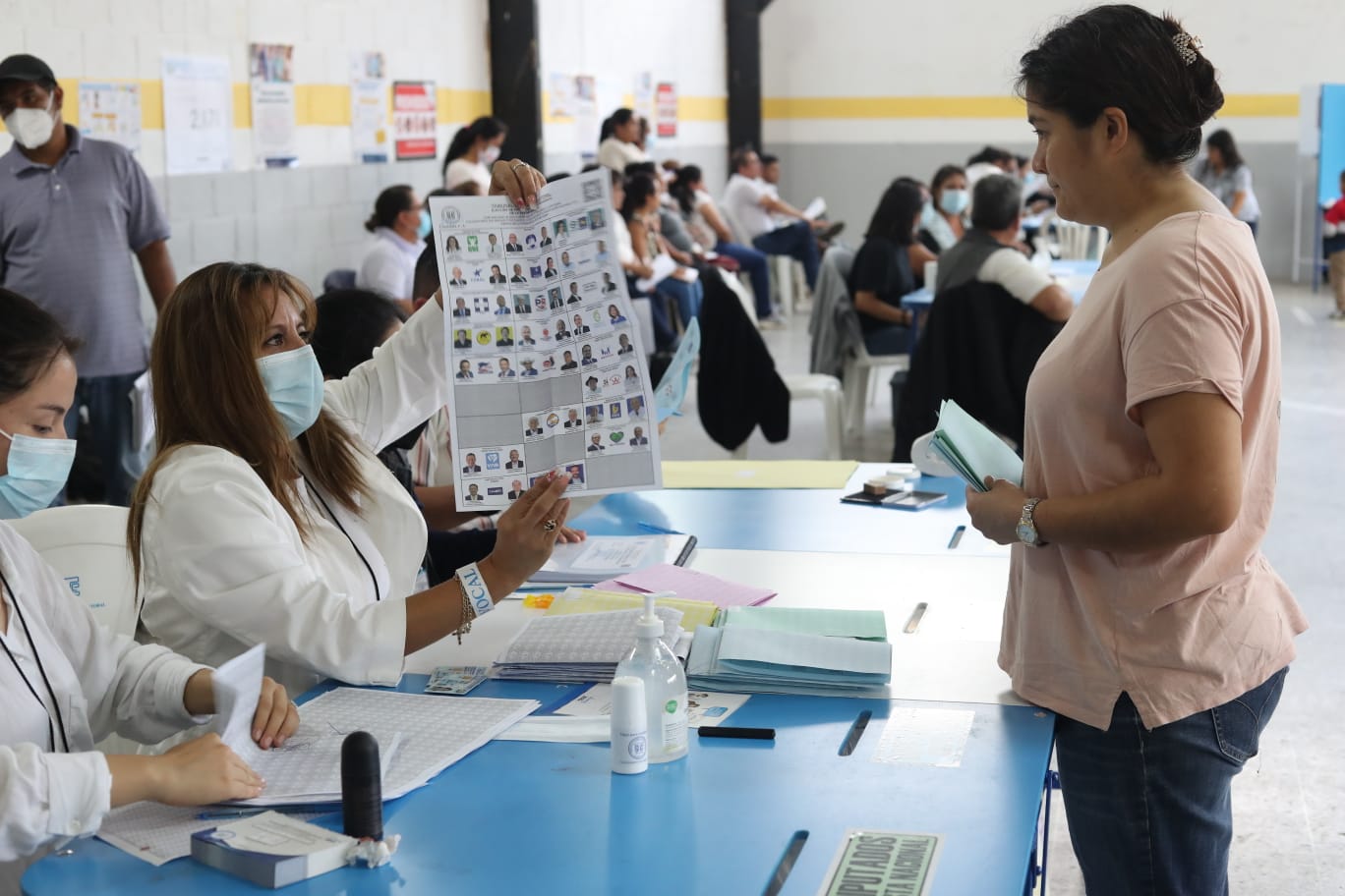 A los votantes se les muestra su boleta'