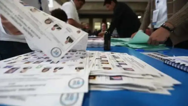 Por los siguientes cuatro años, el Estado deberá pagar a los 16 partidos políticos que continuarán vigentes en cuatro cuotas anuales iguales. (Foto: Hemeroteca Prensa Libre)