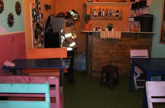 Un hombre y una mujer murieron en un ataque armado en un bar en Balcones, zona 8 de Mixco. (Foto Prensa Libre: Bomberos Voluntarios)