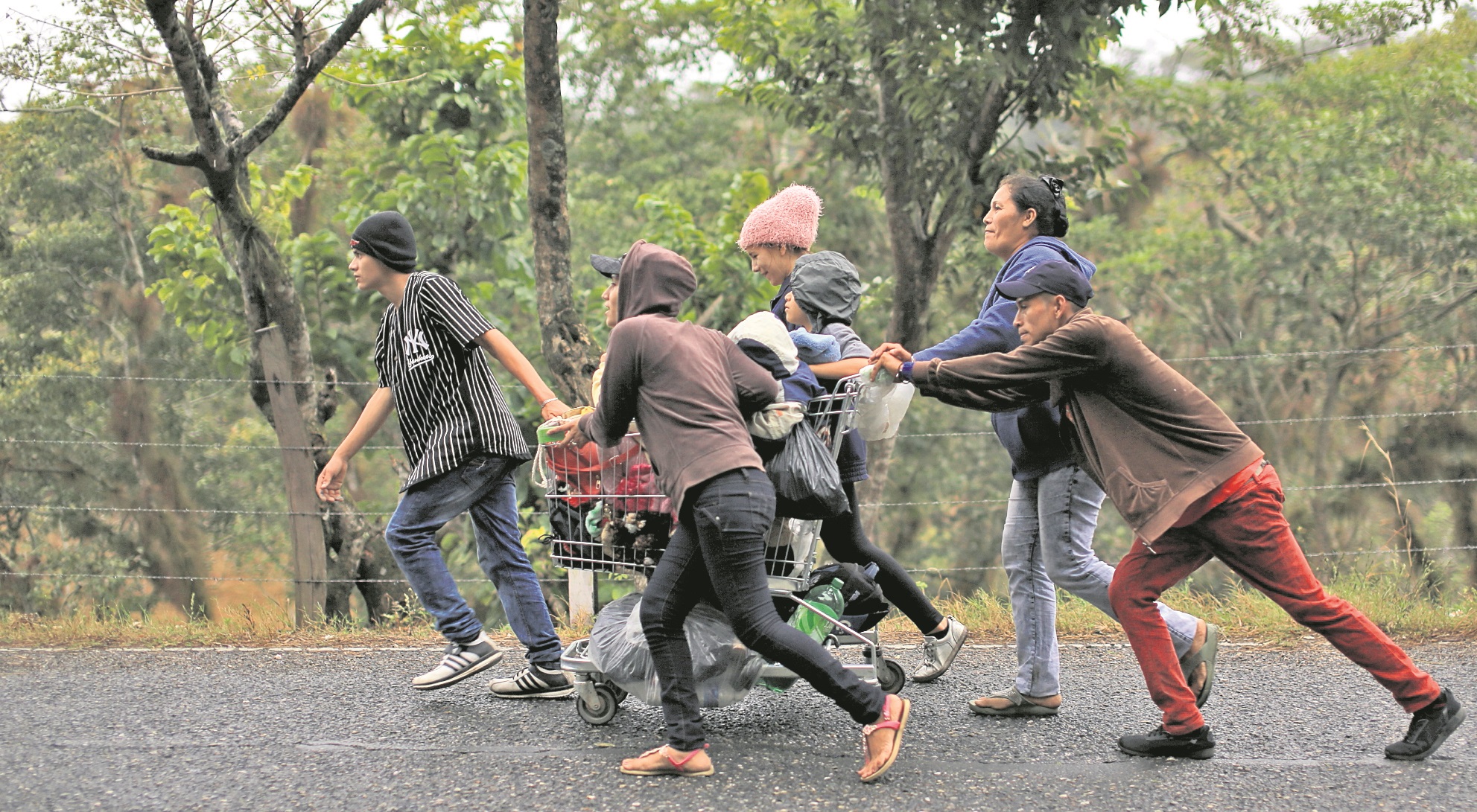 Migrantes hondureños caminan en una carretera del oriente del país rumbo a la frontera con México. Los ciudadanos de este país, además de El Salvador y Nicaragua podrán hacer en Guatemala sus solicitudes de migrar de forma legal a EE. UU. (Foto Prensa Libre: Hemeroteca PL)