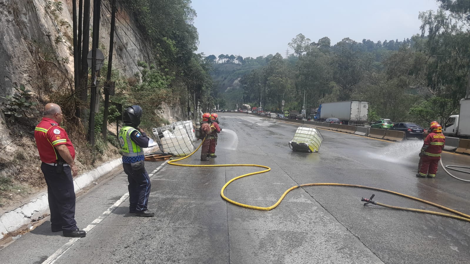 Derrame de cloro en la cuesta de Villa Lobos,  (Foto Prensa Libre: PMT Villa Nueva)