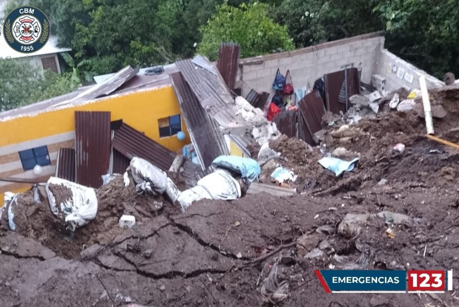 Casa dañada por el derrumbe de un paredón en la 5a. avenida y 3a. calle de la colonia Campo Seco, zona 16 de la capital. (Foto Prensa Libre: Bomberos Municipales).