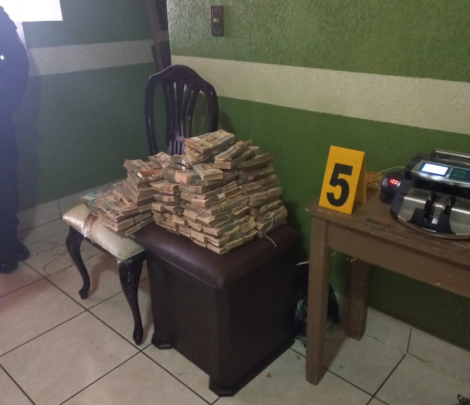 Este es parte del efectivo que las autoridades localizaron en una vivienda en la zona 3 de la cabecera departamental de Huehuetenango. (Foto Prensa Libre: PNC)