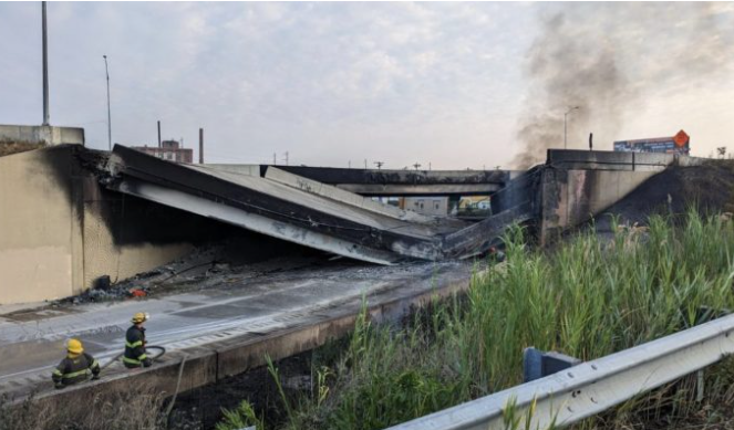 El incendio, provocado por un accidente de tránsito, causó que un puente colapsara.