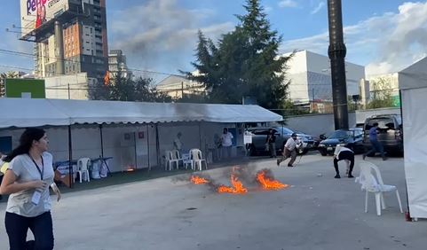 Bombas incendiarias son lanzadas al interior de un centro de votaciones en la zona 10. (Foto Prensa Libre: Toma de video)