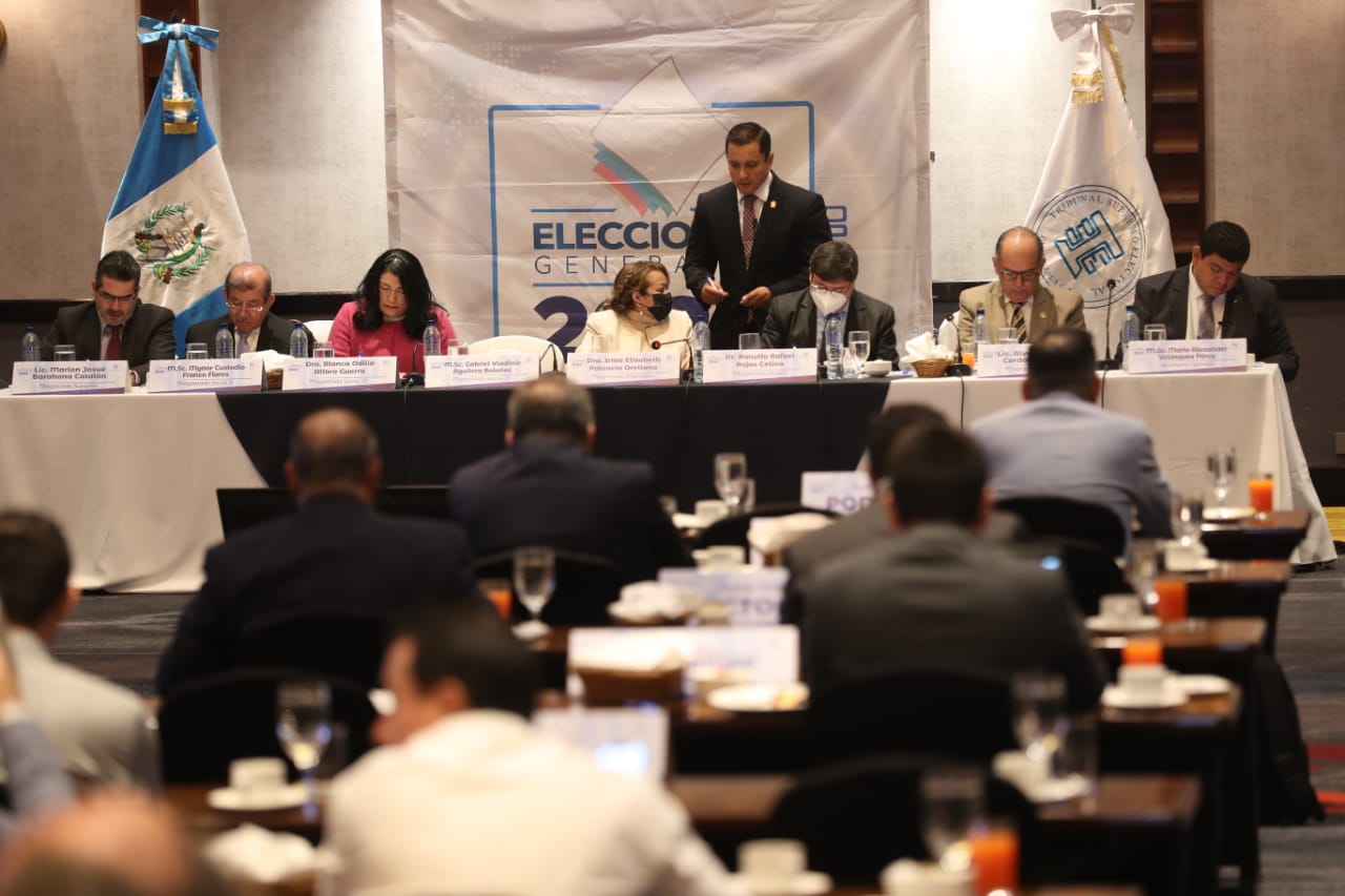 Reunión de magistrados del TSE con fiscales de partidos políticos el 20 de junio. (Foto Prensa Libre: Erick Ávila)