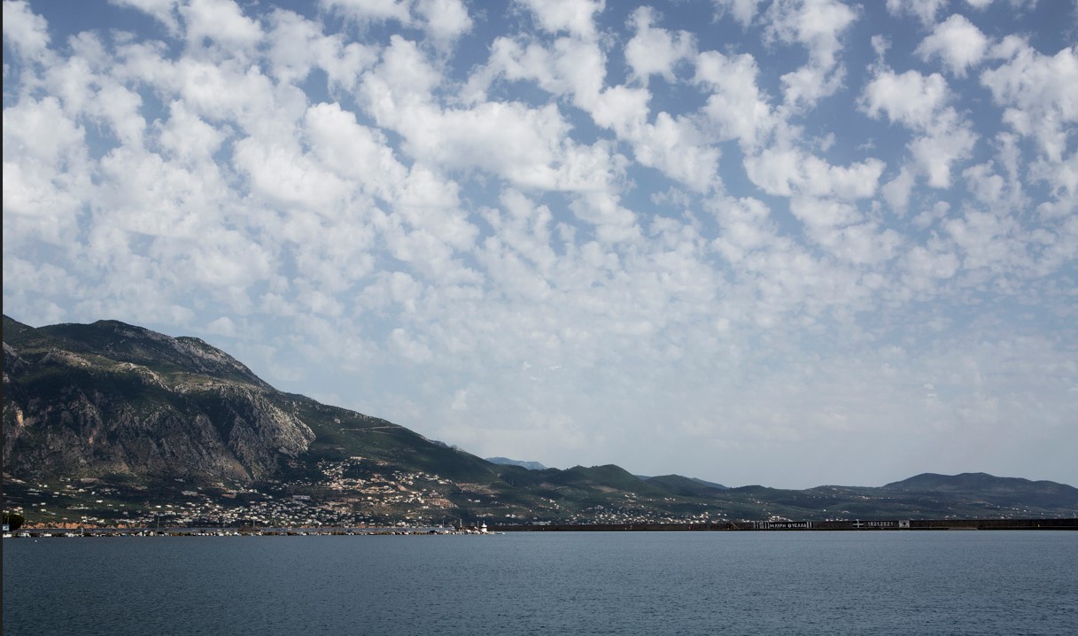 El puerto de Kalamata, Grecia, donde se atendió a los sobrevivientes de un bote de migrantes volcado, el 15 de junio de 2023.  (Foto Prensa Libre: Eirini Vourloumis/The New York Times)