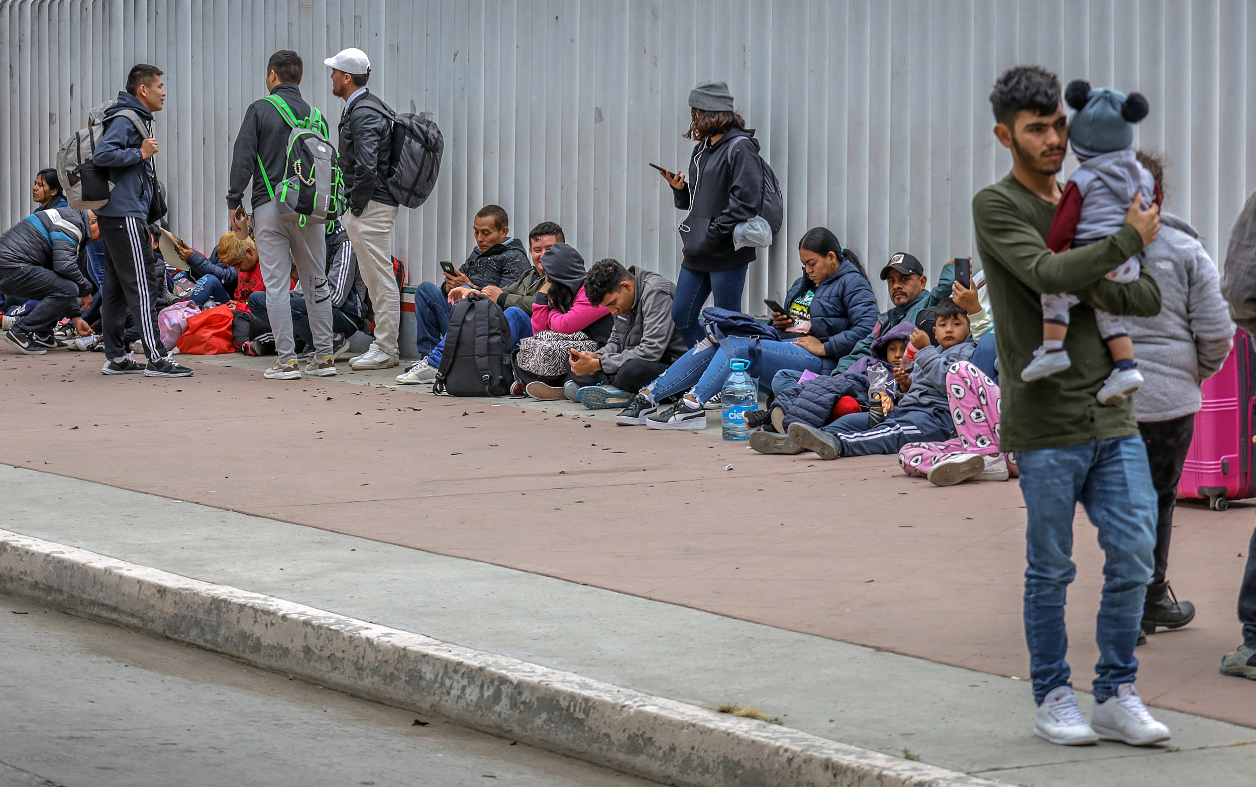 El plan piloto que propone Estados Unidos y Colombia para facilitar la migración comenzará este 19 de junio. (Foto Prensa Libre: EFE)