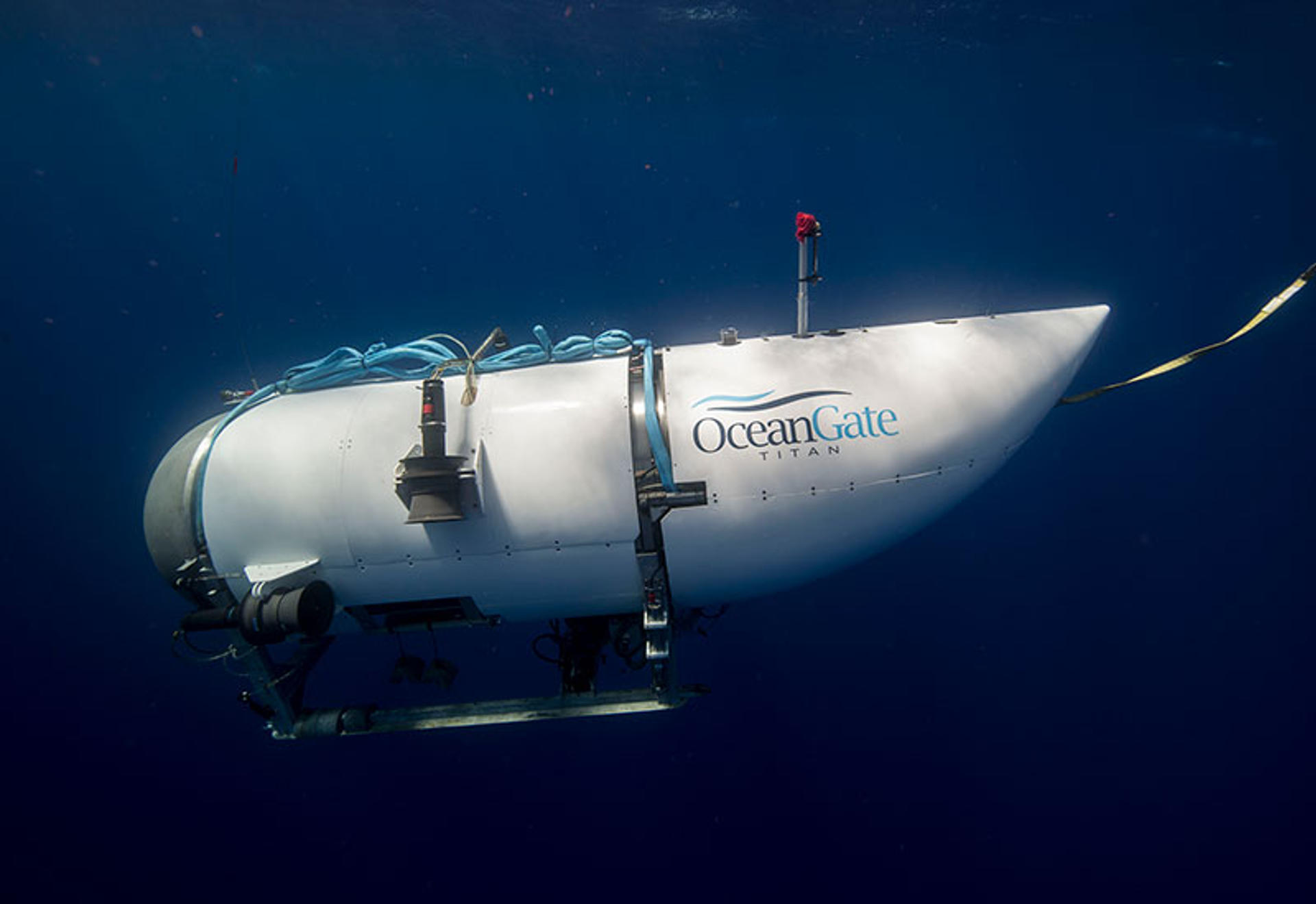 Un buque, drones acuáticos y aviones buscan el submarino turístico que iba al Titanic