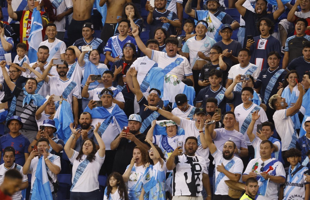 Los aficionados de Guatemala celebran un gol de la selección en la Copa Oro 2023.