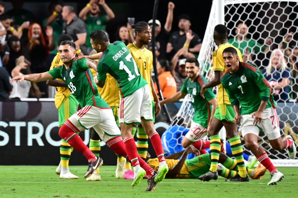 Luis Chávez anotó un golazo en el triunfo del Tri ante Jamaica