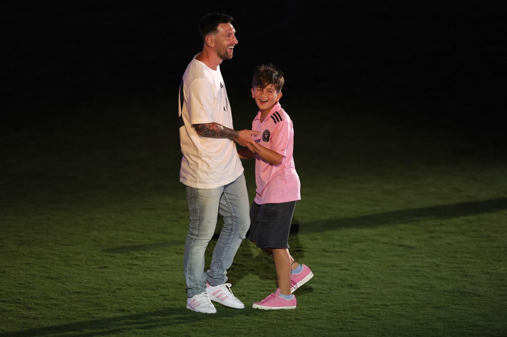 Lionel Messi ríe después de la "travesura" de Thiago. (Foto Prensa Libre: AFP) 