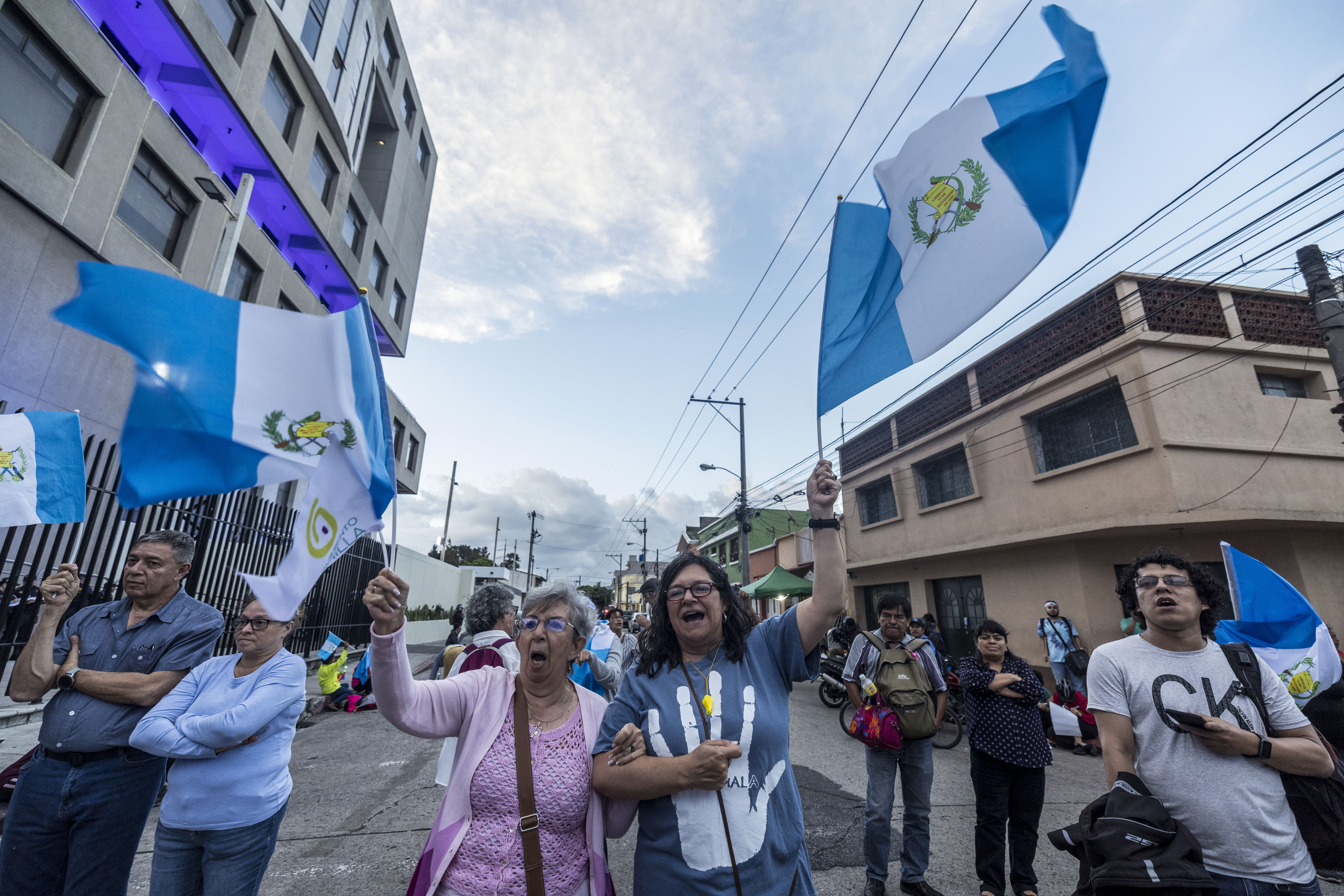Ciudadanos durante una protesta este viernes 21 de julio frente a la sede del Ministerio Público. (Foto Prensa Libre: EFE)