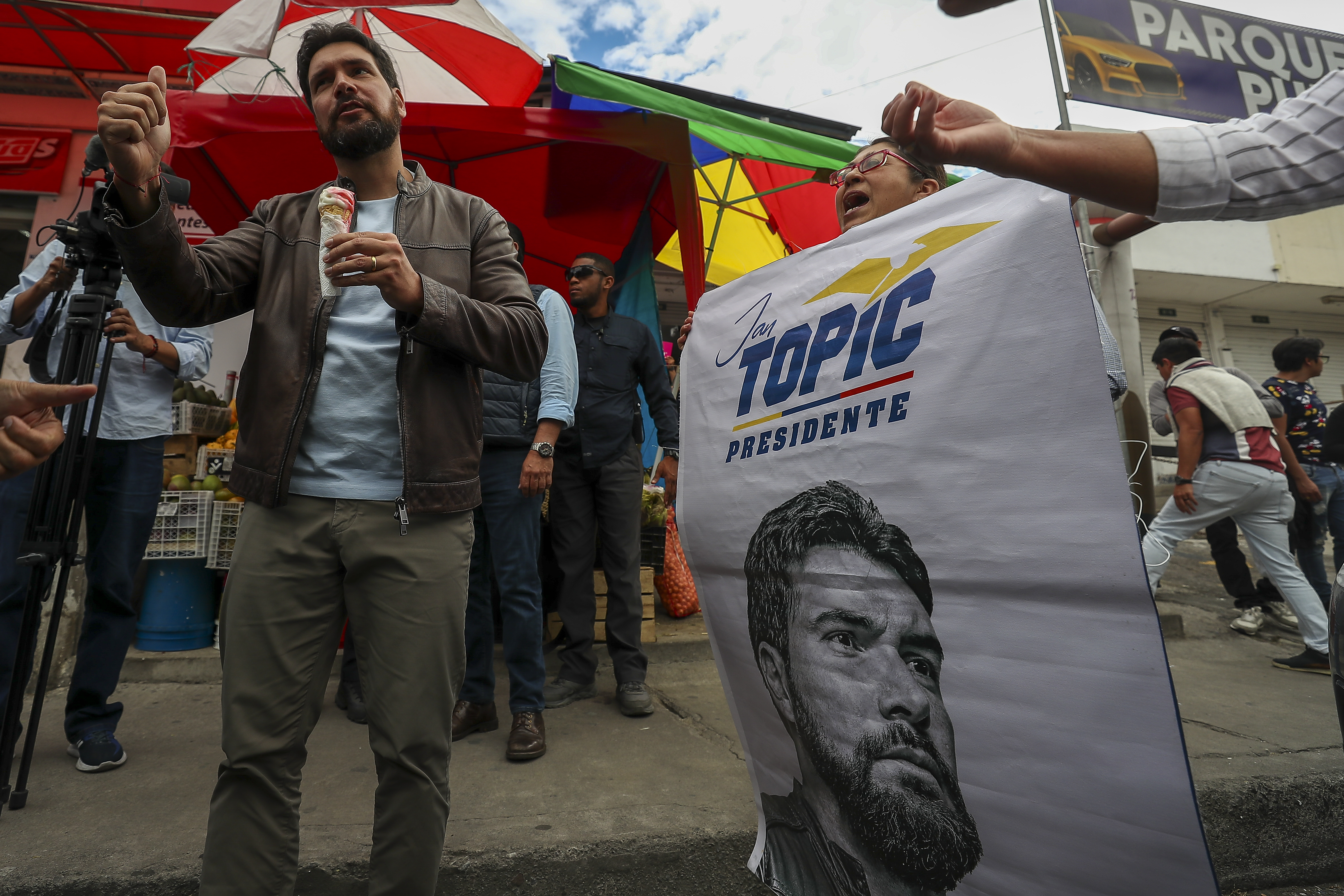 El candidato saluda a habitantes de un barrio durante un recorrido hoy en Quito (Ecuador). EFE/José Jácome