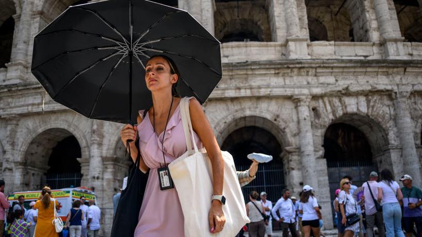 Es importante protegerse con una sombrilla de los rayos del sol, en las horas de más calor.  Getty Images